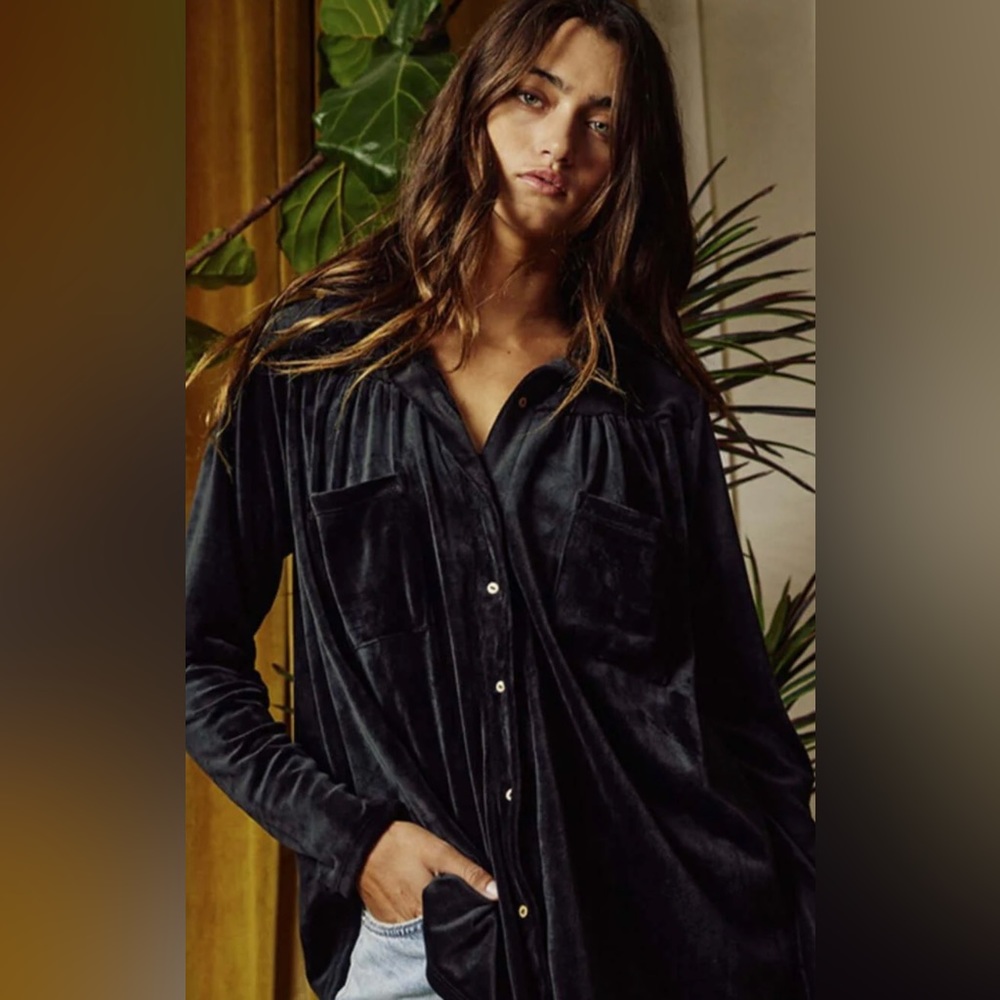 NWT BUCKET LIST A SOFT EMBRACE STRETCH VELVET TOP